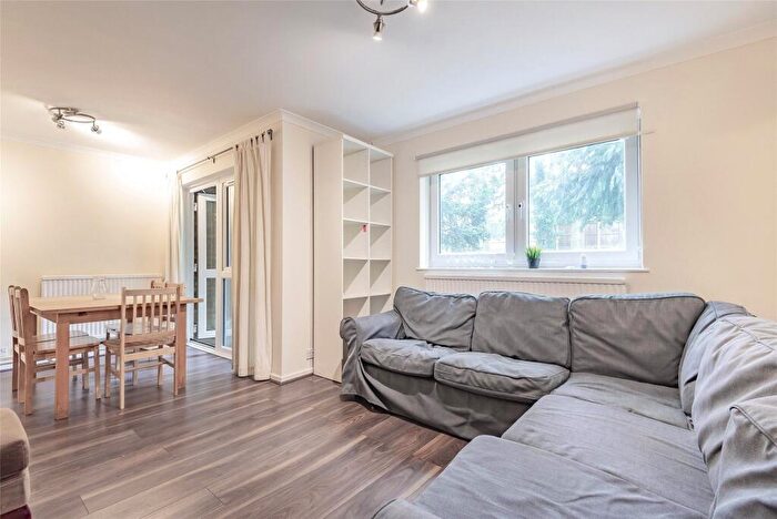 Terraced House To Rent In Birkwood Close, London, SW12