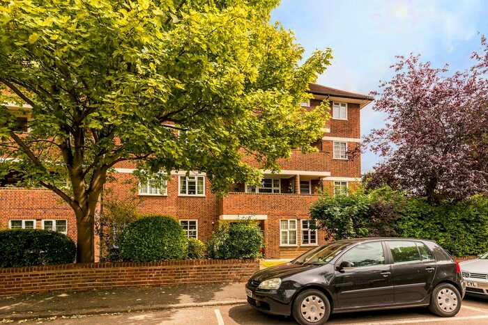 3 Bedroom Flat To Rent In Sheen Court, Richmond, TW10