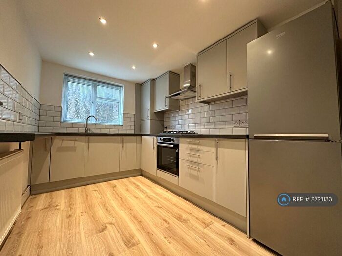 2 Bedroom Flat To Rent In Earlham Grove, London, E7