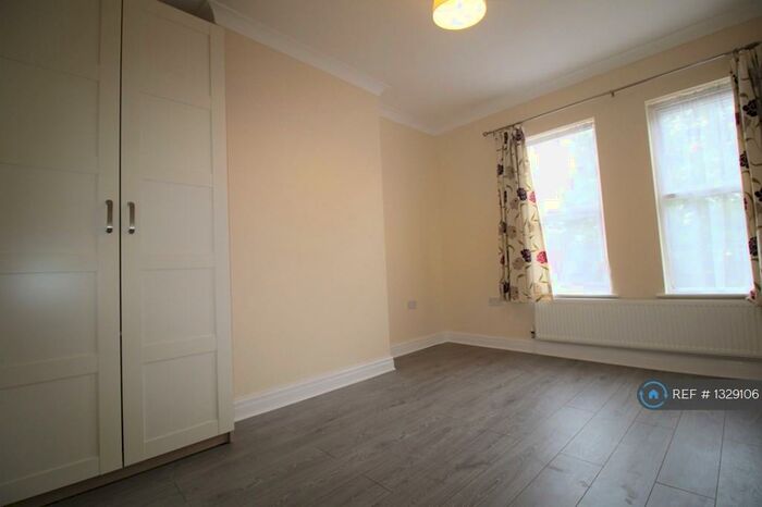 Studio To Rent In Cedar Road, London, NW2