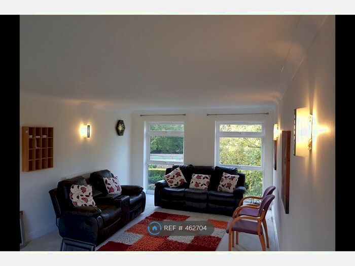 2 Bedroom Flat To Rent In Grosvenor Drive, Berkshire, SL6