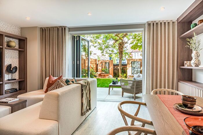3 Bedroom Town House For Sale In North Gate Park, London, N15
