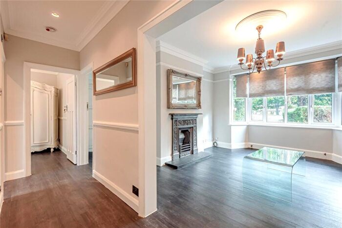 2 Bedroom Flat For Sale In Goldings Hill, Loughton, Essex, IG10