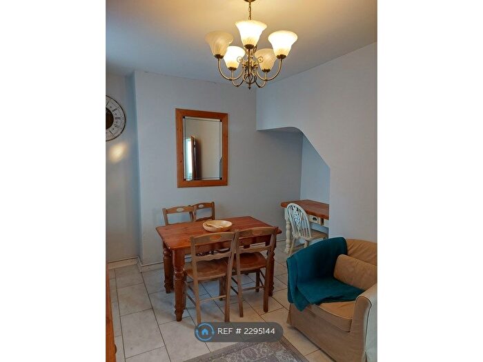 2 Bedroom End Of Terrace House To Rent In William St, Swansea, SA3