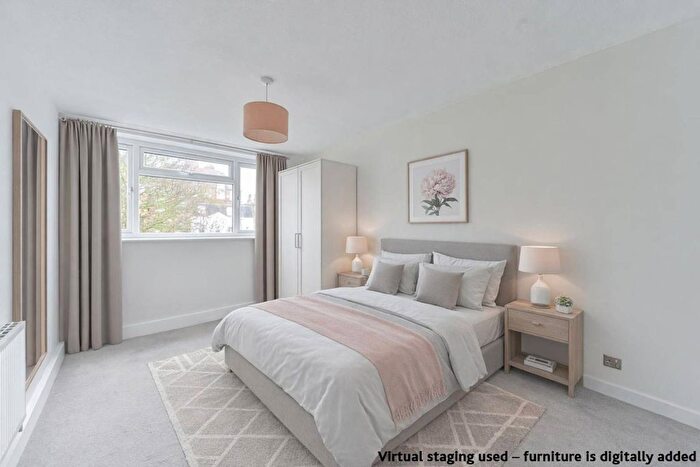 1 Bedroom Flat For Sale In Chatham Road, Between The Commons, London, SW11