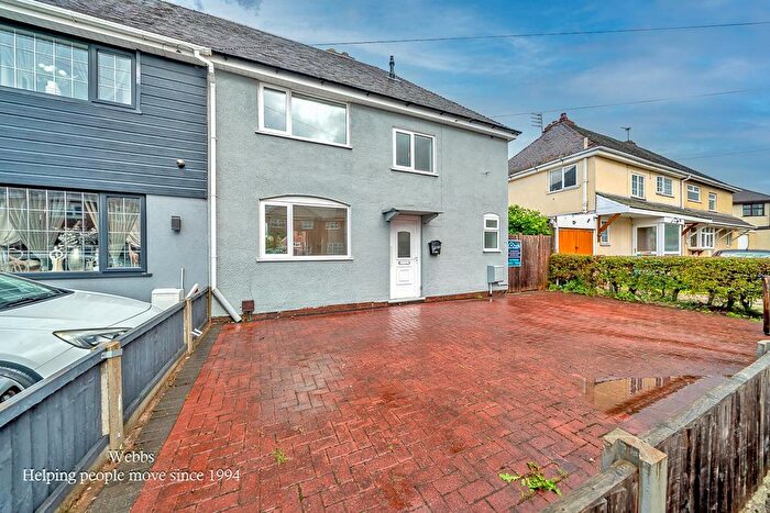 3 Bedroom Semi-detached House For Sale In The Avenue, Featherstone, Wolverhampton, WV10