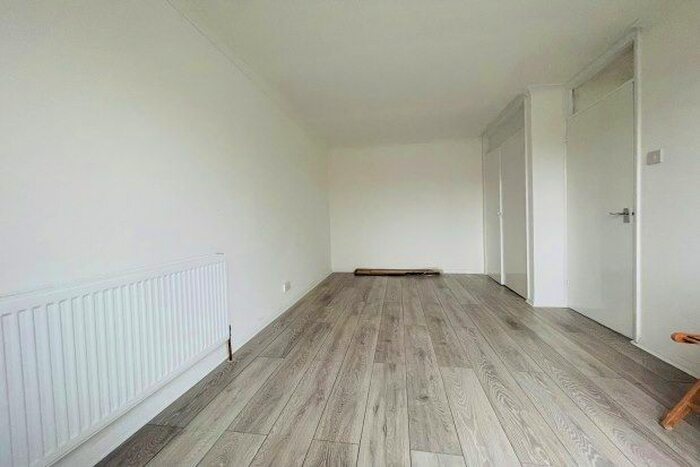 2 Bedroom Maisonette To Rent In Kintyre Close, London, SW16