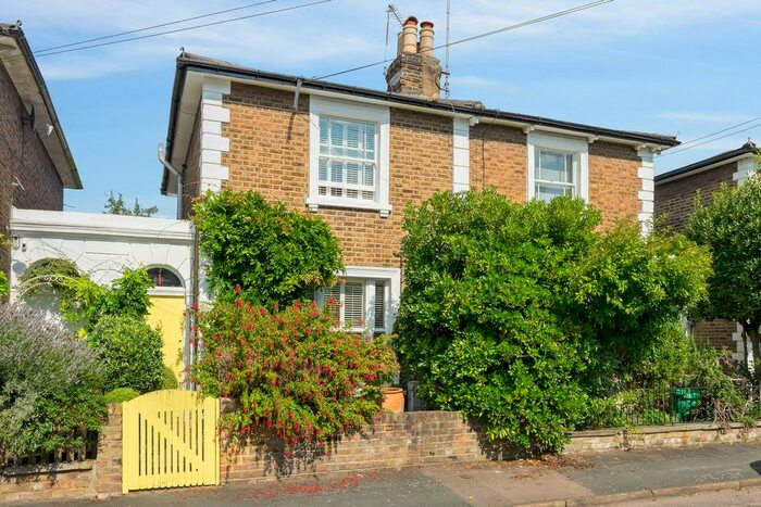 3 Bedroom End Of Terrace House To Rent In Dunstable Road, Richmond, TW9
