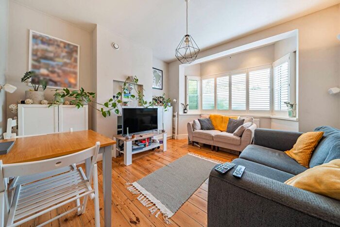 2 Bedroom Flat To Rent In Goodwood Mansions, Brixton, London, SW9