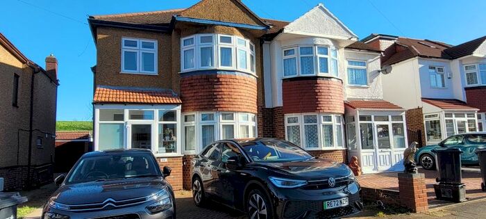 5 Bedroom Semi-Detached House To Rent In Torquay Gardens, Ilford, IG4