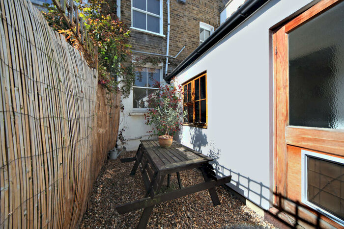 1 Bedroom Flat To Rent In Bridge Lane, SW11