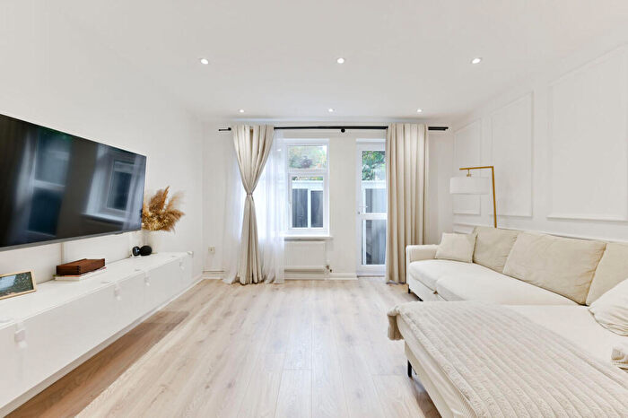 1 Bedroom Flat For Sale In Abbeyfields Close, Hanger Hill, London, NW10