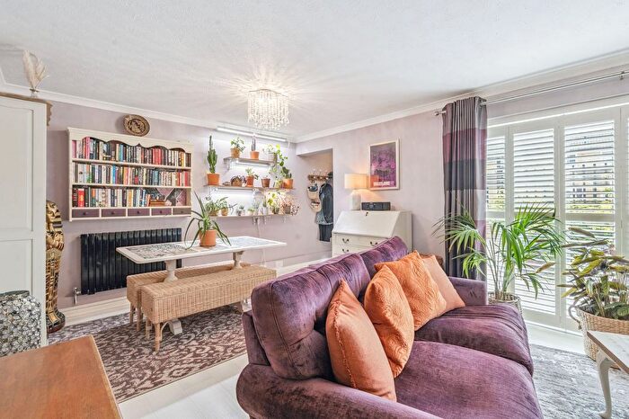 2 Bedroom Flat For Sale In Essex Road, Thame, OX9