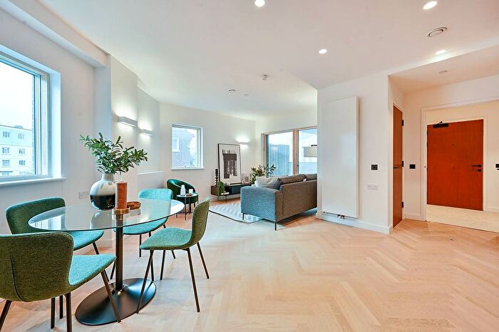 2 Bedroom Flat To Rent In Madeleine Court, North Acton, Acton, W3