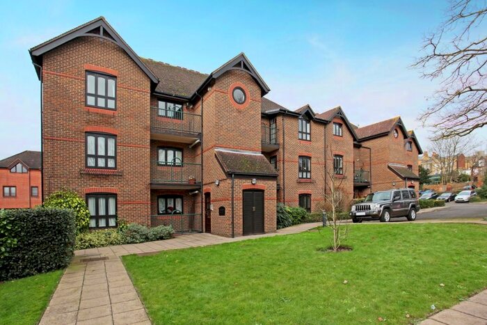 3 Bedroom Flat To Rent In Sheet Street, Windsor, SL4