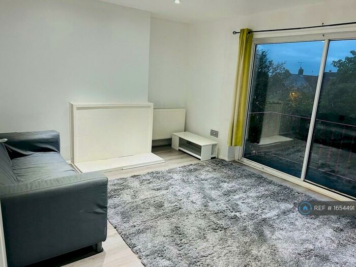 2 Bedroom Flat To Rent In Red Rails, Luton, LU1