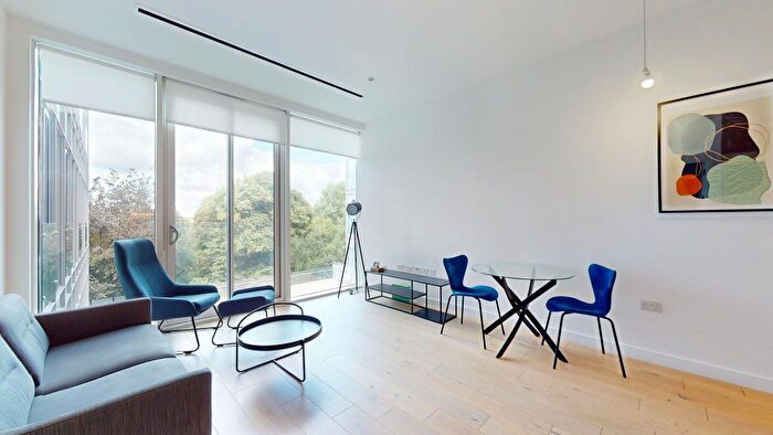 1 Bedroom Flat To Rent In Great West Road, Brentford, TW8