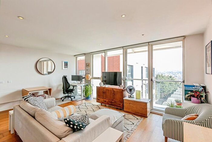 2 Bedroom Apartment For Sale In Skypark Road, Bedminster, Bristol, BS3