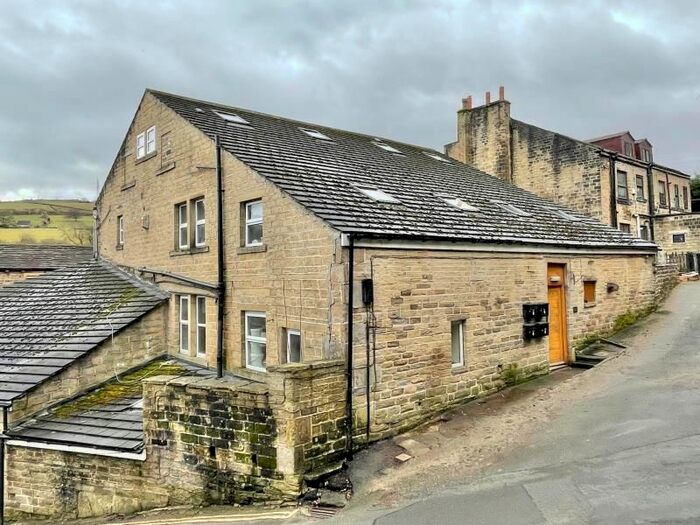 3 Bedroom Flat To Rent In Flat, Back Fold, Ripponden, Halifax, HX6