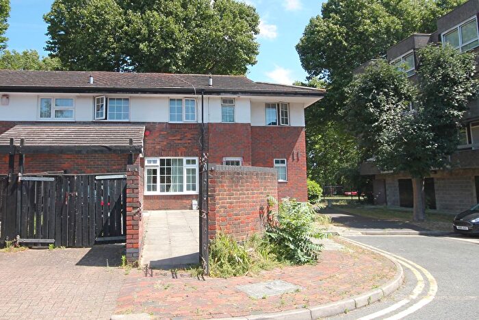 3 Bedroom Flat To Rent In Frankland Close, London, SE16