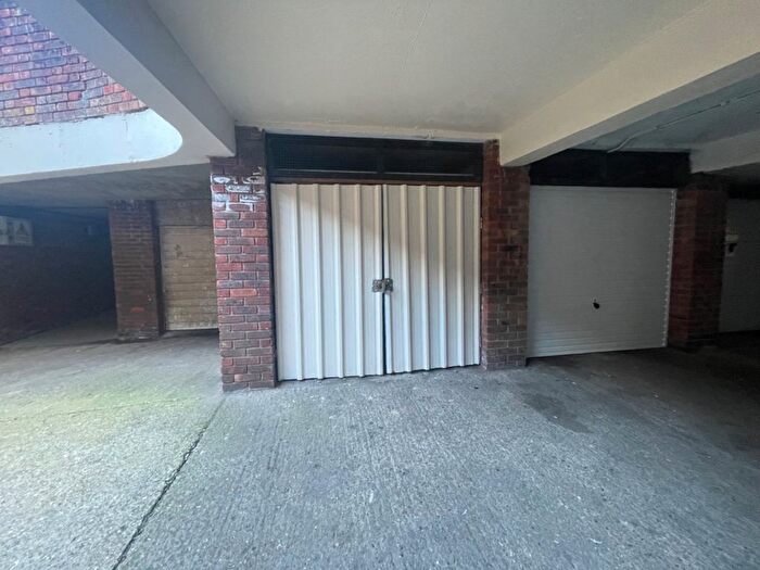 Garage / Parking To Rent In Downs Road, Luton, Bedfordshire, LU1