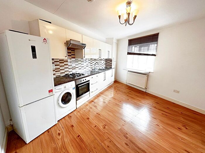 2 Bedroom Flat To Rent In Old Mill Parade, Romford, Essex, Hu, Uk, RM1