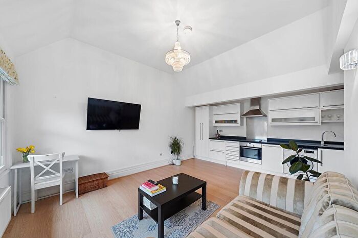 1 Bedroom Flat For Sale In North Road, Hertford, SG14