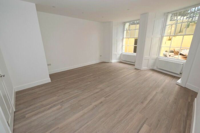 1 Bedroom Flat To Rent In Brunswick Square, Hove, East Sussex, BN3