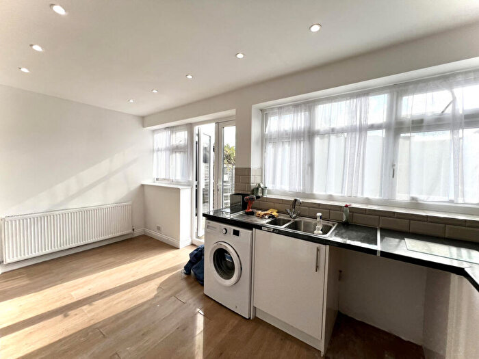 3 Bedroom Terraced House To Rent In Pembroke Road, N13
