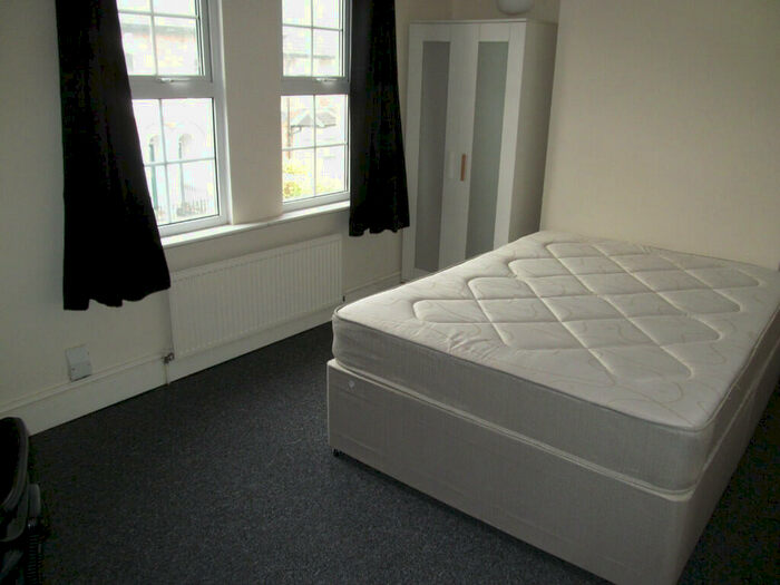 4 Bedroom Terraced House To Rent In De Beauvoir Road, Reading, Berkshire, RG1