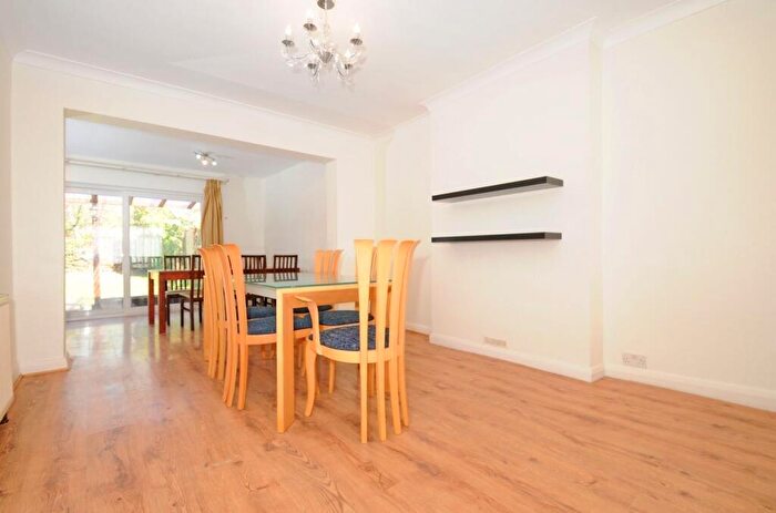 3 Bedroom Semi Detached House To Rent In Nethercourt Avenue, Woodside Park, N3