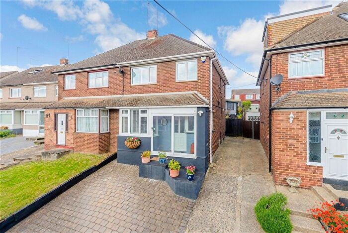 3 Bedroom Semi-Detached House For Sale In Longmarsh View, Sutton At Hone, Kent, DA4