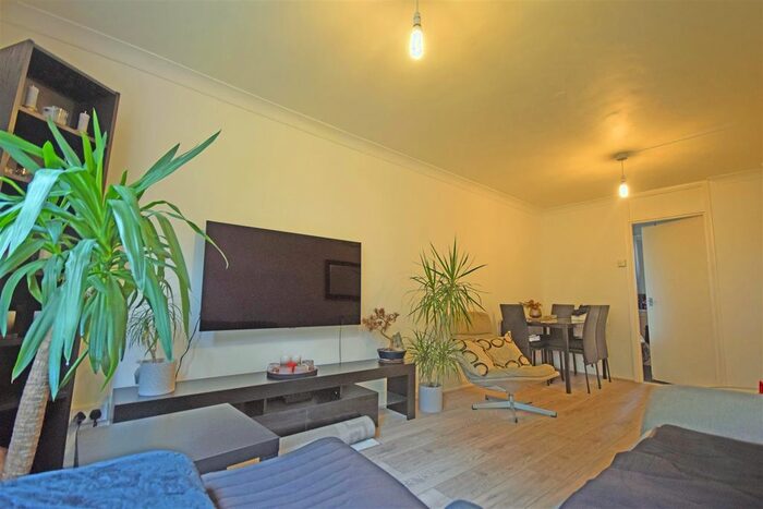 1 Bedroom Flat To Rent In Edwin Road, Twickenham, TW2