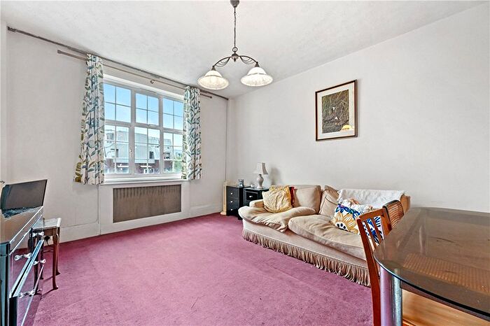 2 Bedroom Flat For Sale In Kensington High Street, London, W14