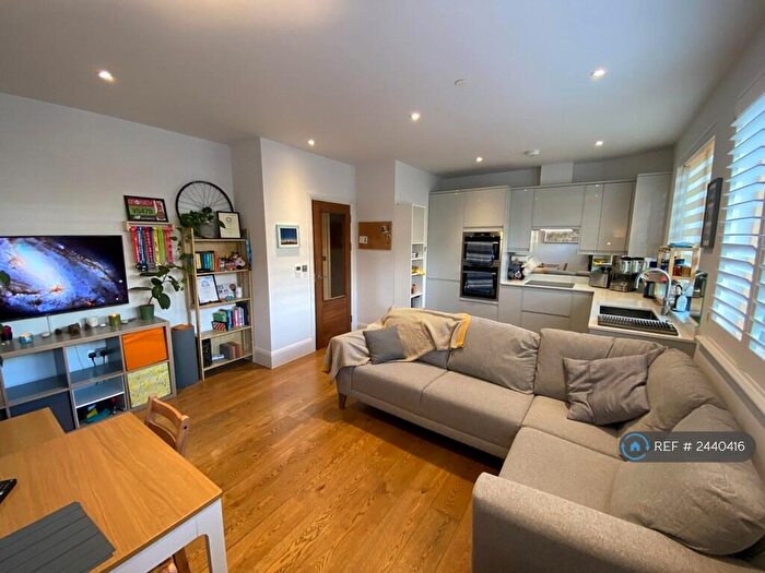 1 Bedroom Flat To Rent In Palmerston Road, Buckhurst Hill, IG9