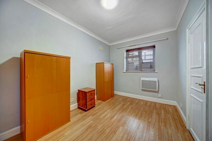 1 Bedroom Flat To Rent In Kings Parade, Askew Road, London, W12