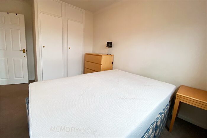 3 Bedroom Flat To Rent In Searles Close, London, SW11