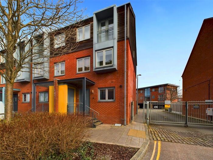 4 Bedroom End Of Terrace House To Rent In Crossley Road, Worcester, Worcestershire, WR5