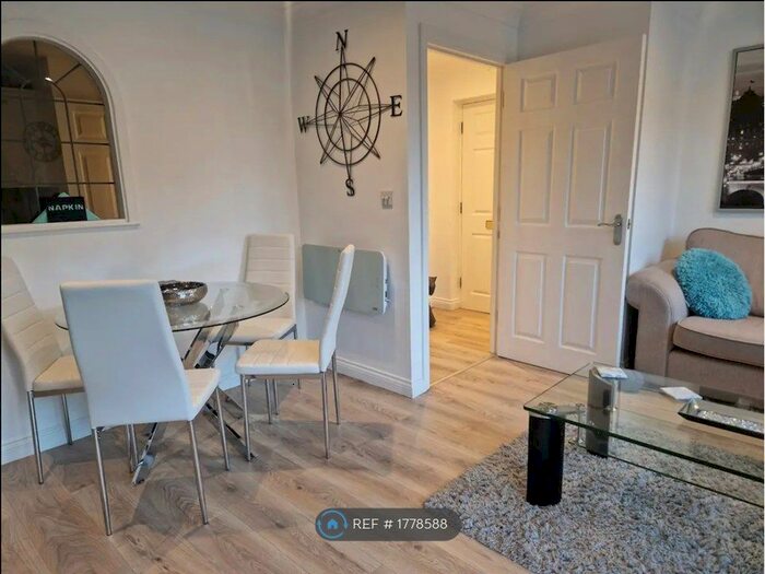 2 Bedroom Flat To Rent In The Dell, Southampton, SO15