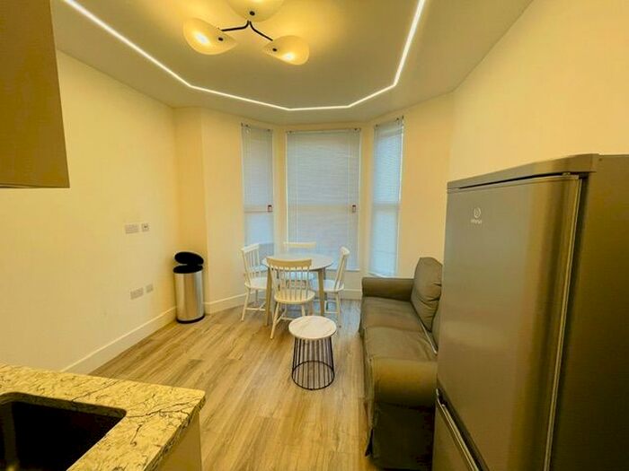 1 Bedroom Flat To Rent In Rita Road, London, SW8