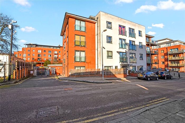 3 Bedroom Flat For Sale In Oakwood Close, London, SE13