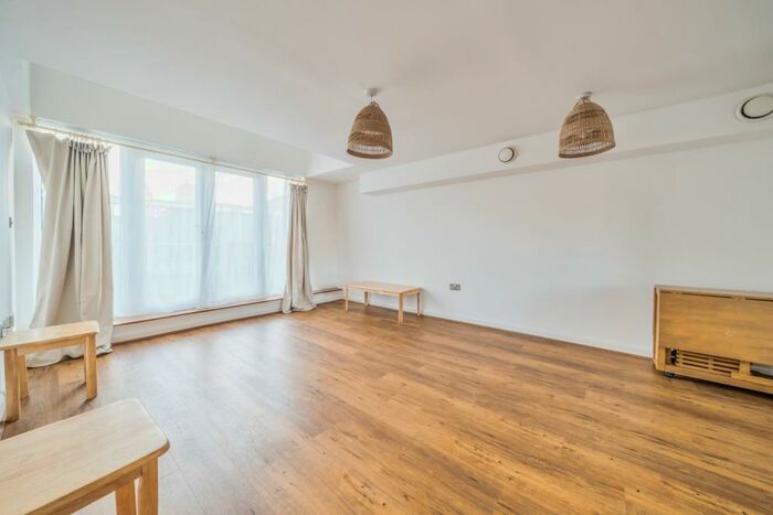 2 Bedroom Flat To Rent In Greens End London, SE18