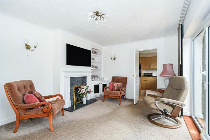 4 Bedroom Detached House For Sale In Canal Side West, Newport, HU15