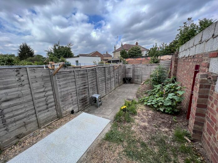 Studio To Rent In North Circular Road, Palmers Green, N13