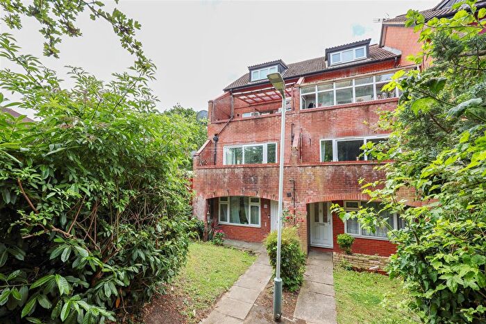 1 Bedroom Flat For Sale In Cumbrian Way, Uxbridge, UB8