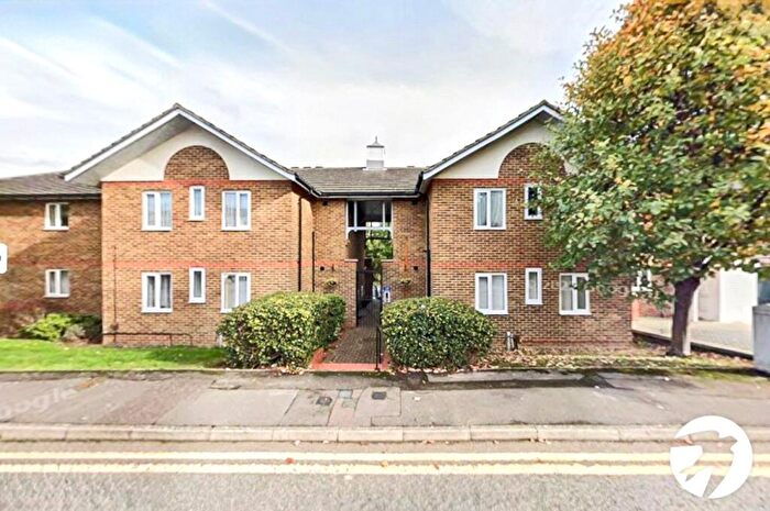 2 Bedroom Flat For Sale In Port Rise, Chatham, Kent, ME4