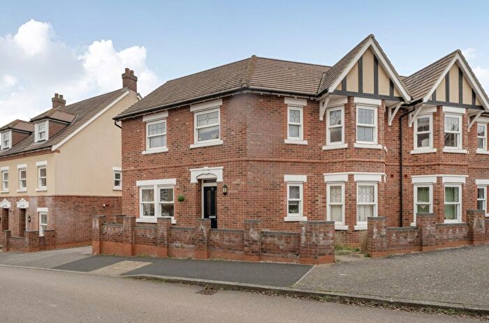 4 Bedroom Semi Detached House For Sale In Hebbes Close, Bedford, MK42