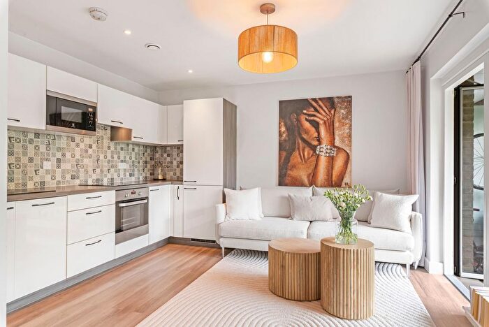2 Bedroom Flat For Sale In Adenmore Road, London, SE6