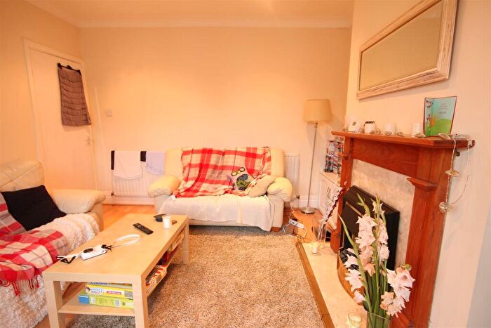 3 Bedroom Flat To Rent In Shaftesbury Grove, Heaton, NE6