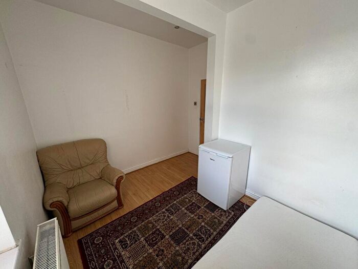 3 Bedroom Flat To Rent In The Circle, Barton Road, M32